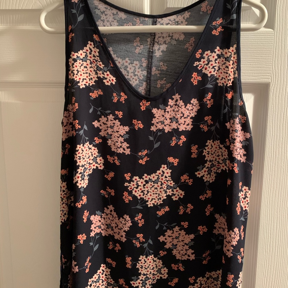 NWOT loft shell top. Navy with flowers Size large